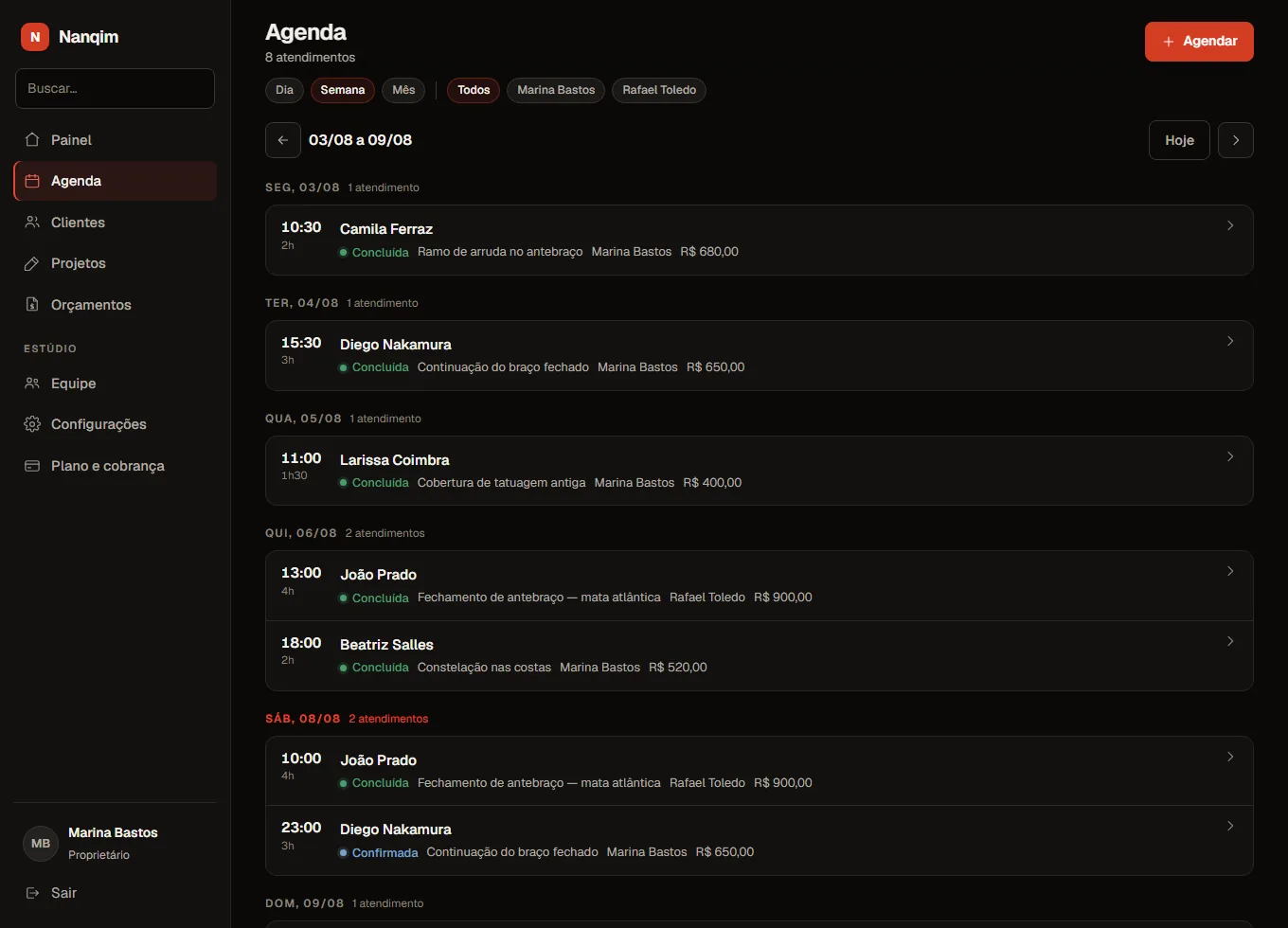 Agenda da semana do estúdio, dia a dia, com hora, duração, cliente, situação, projeto, tatuador e valor de cada atendimento.