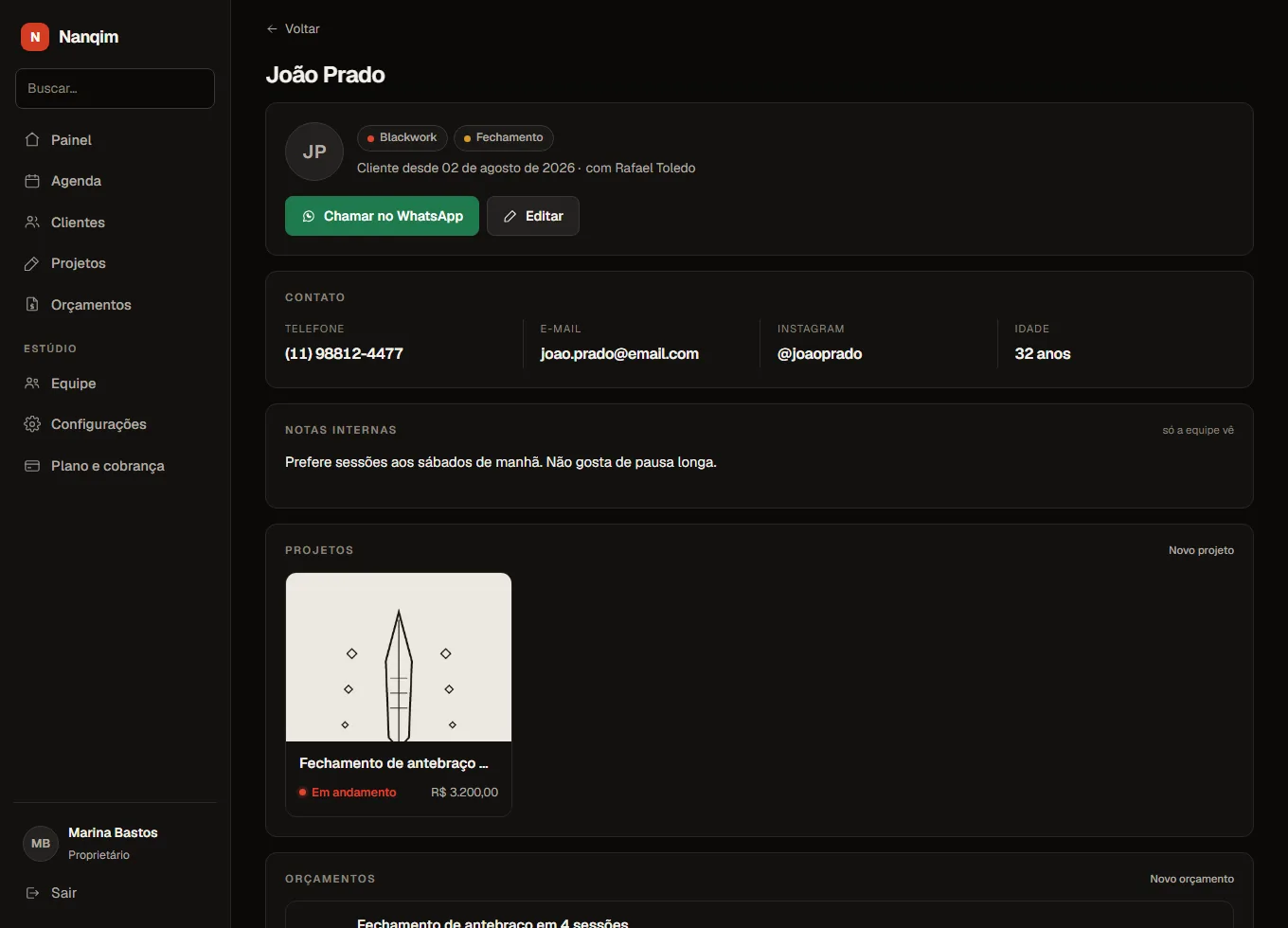 Ficha de um cliente com etiquetas, botão de WhatsApp, telefone, e-mail, Instagram, idade, nota interna e o projeto em andamento com a arte de referência.
