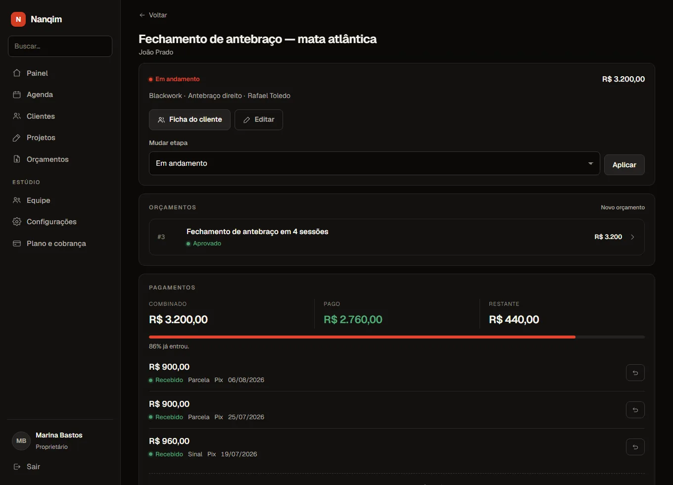 Projeto com o orçamento aprovado e o bloco de pagamentos: combinado, pago, restante, barra de quanto já entrou e a lista de lançamentos por forma e data.